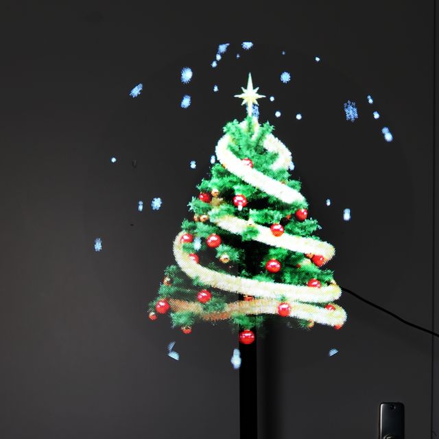 Hologram van een versierde kerstboom met sneeuw