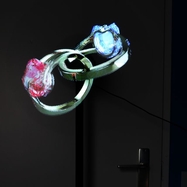 Hologram van twee ringen met edelstenen